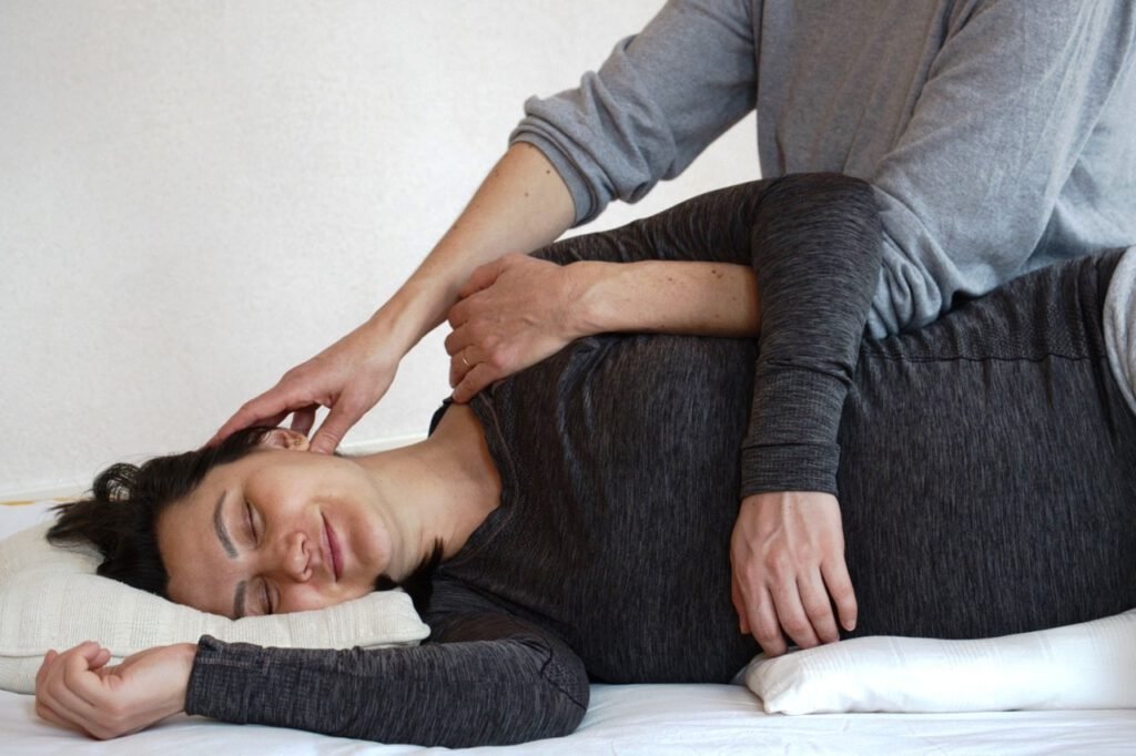 donna-che-pratica-shiatsu-per-dolore-cronico-nervo-vago