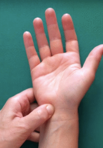 rimedio_naturale_ansia_palpitazioni_digitopressione_cuore_shenmen