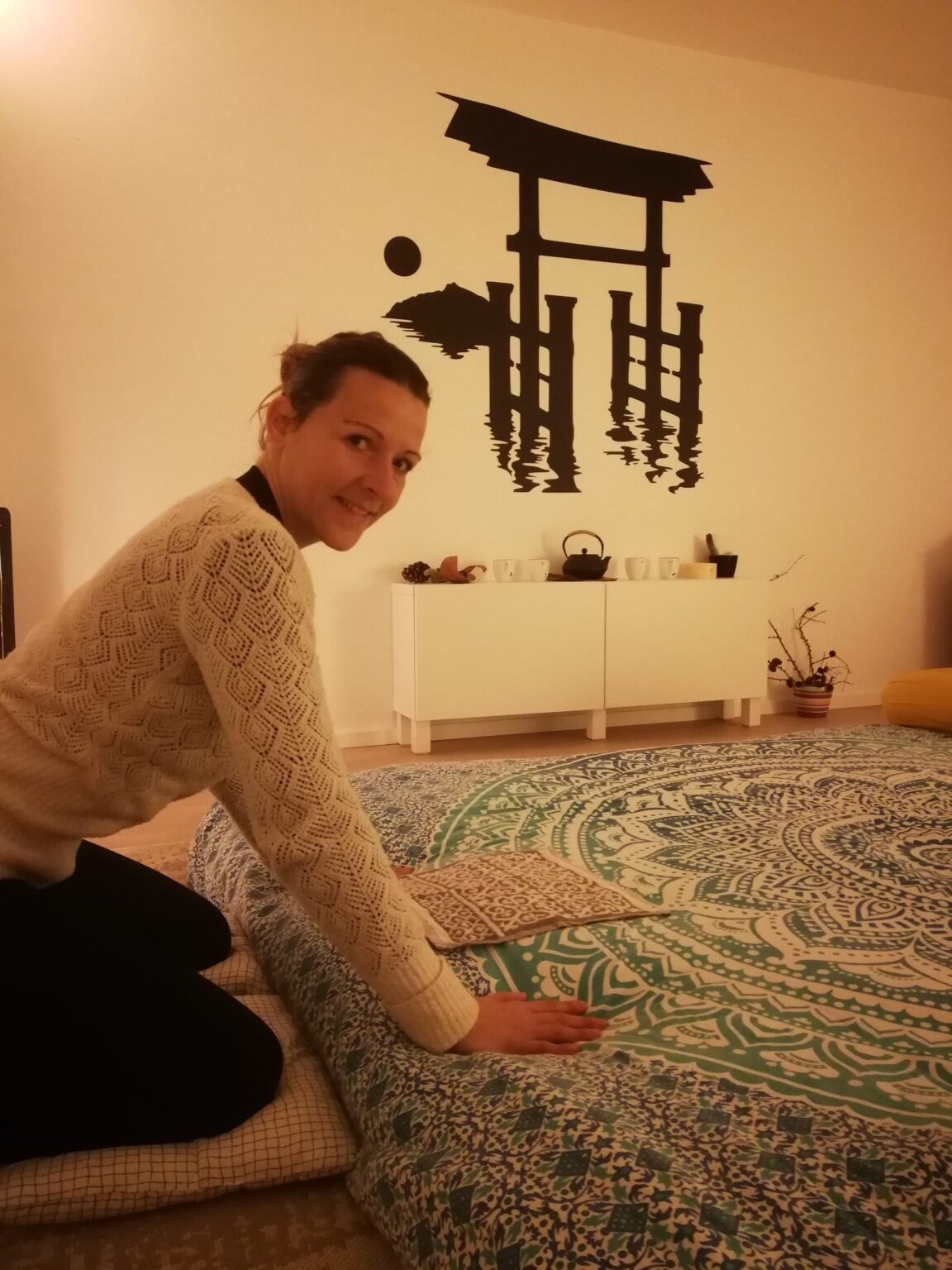 Mani di una terapista Shiatsu che appoggiano un tocco lento sulla spalla